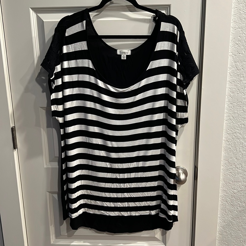Expresso High-low hem. Black and white strips 2x